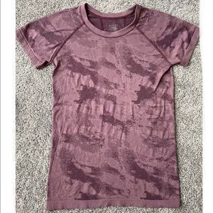 ATHLETA CASCADIA VIOLET MOMENTUM CAMO TEE size SMALL